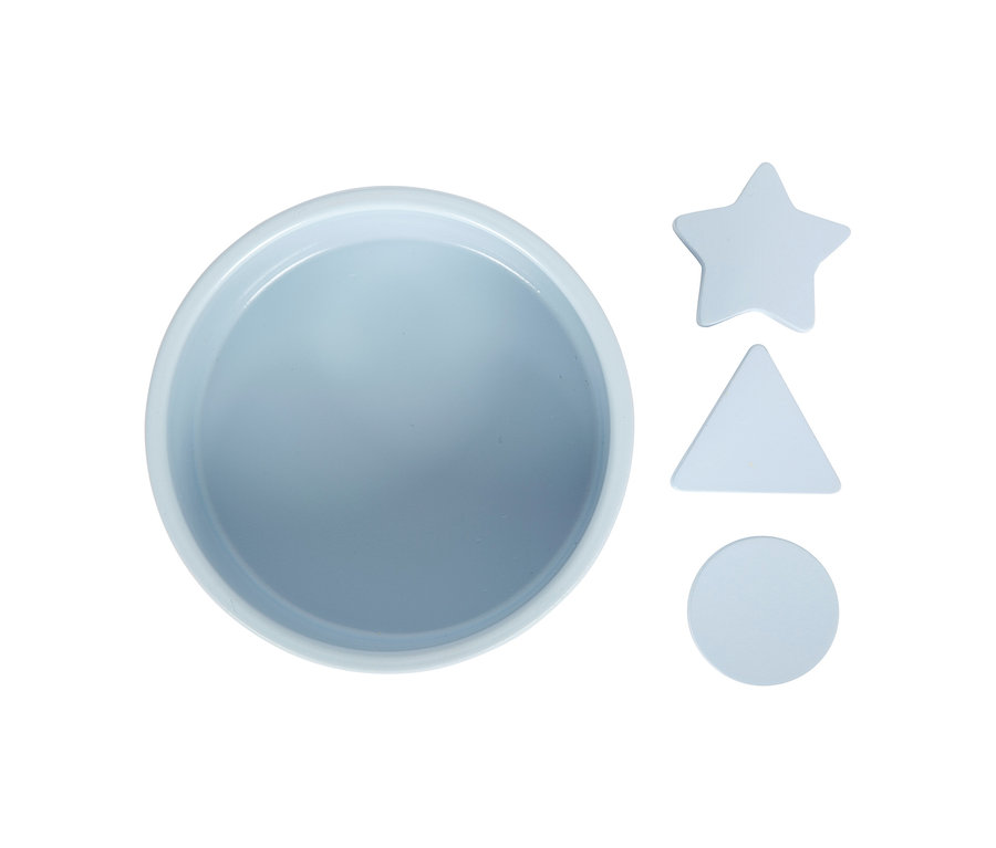 Hellblaue runde Schale mit drei hellblauen Formen (Stern, Dreieck, Kreis) daneben, Teil des small foot Montessori-Bundle 1.