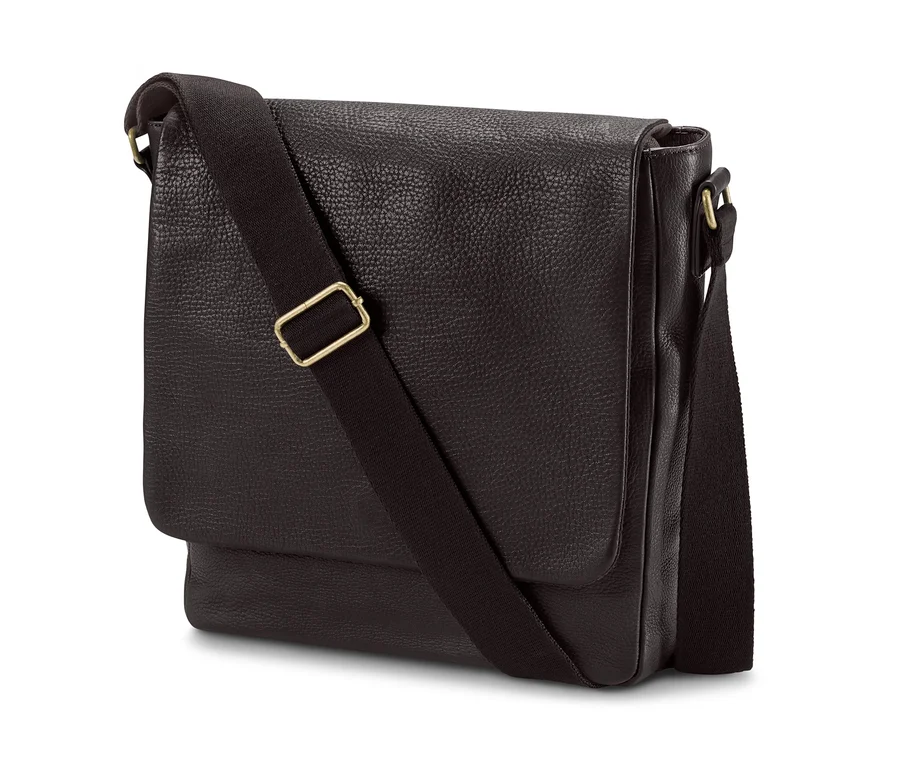 Nahaufnahme einer braunen Leder-Crossbag mit schwarzem Riemen.