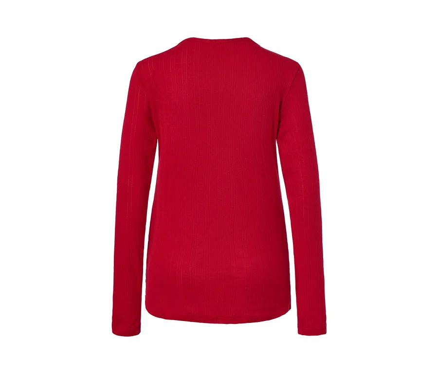 Roter Flanell-Pyjama mit langen Ärmeln.