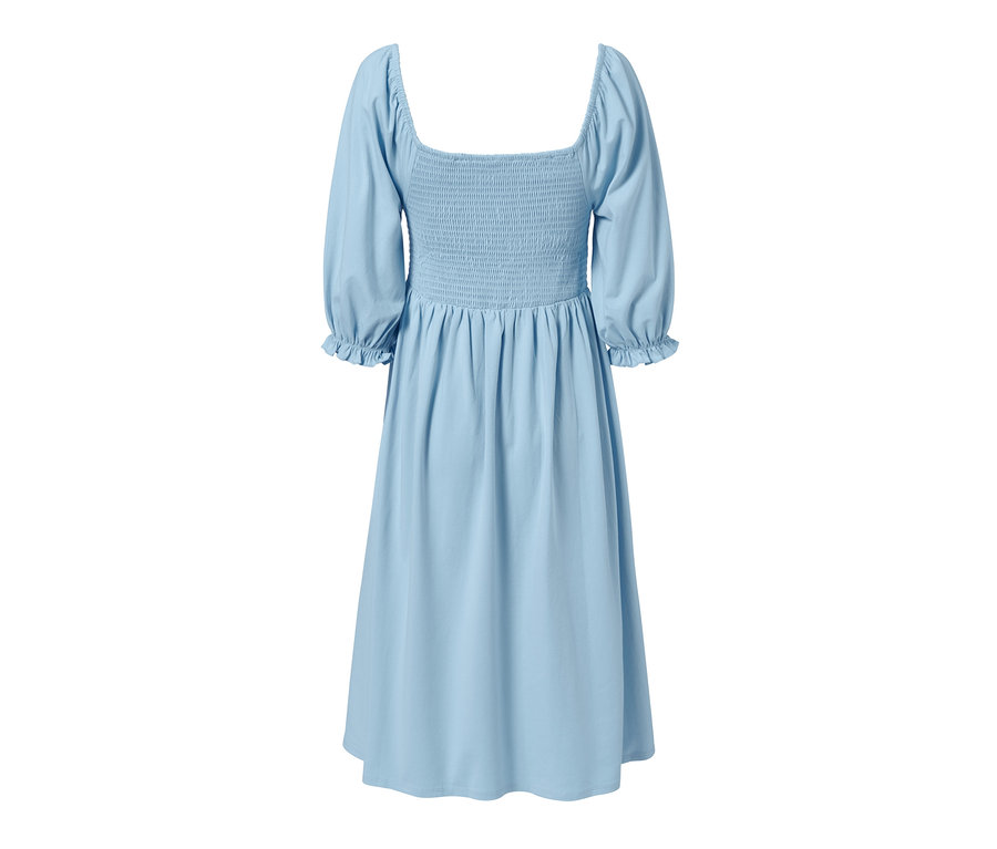 Ein hellblaues Jerseykleid mit Puffärmeln und einem eckigen Ausschnitt.