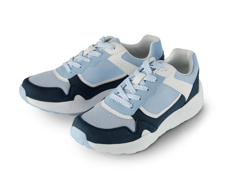 Zwei Sneaker auf weißem Hintergrund.