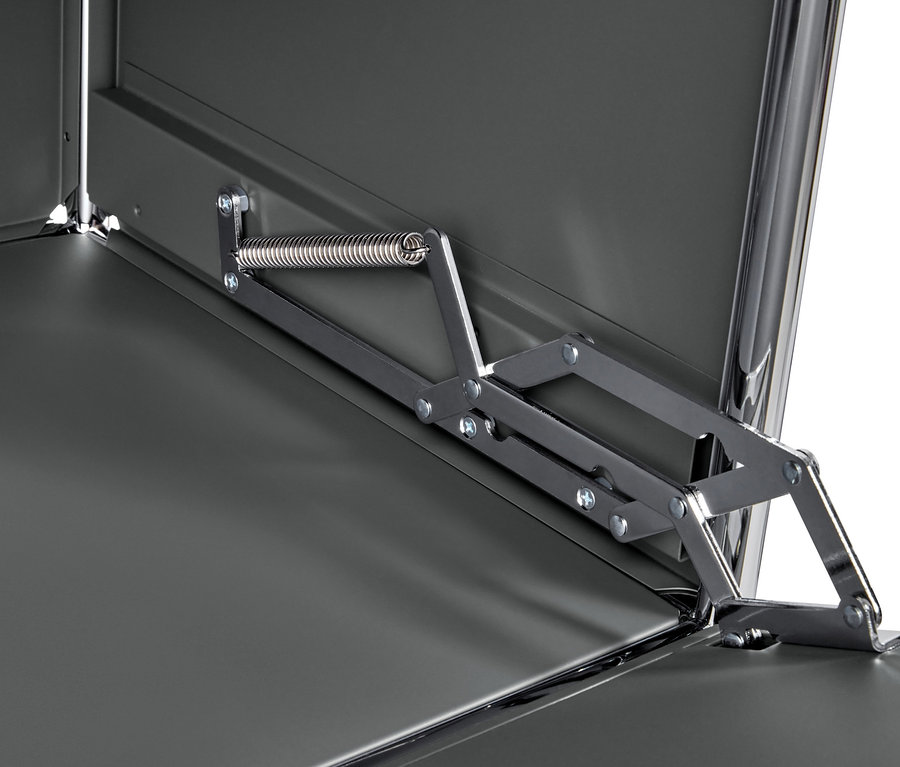 Detailansicht eines grauen Metall Sekretärs »CN3« mit geöffnetem Oberteil und Mechanismus.