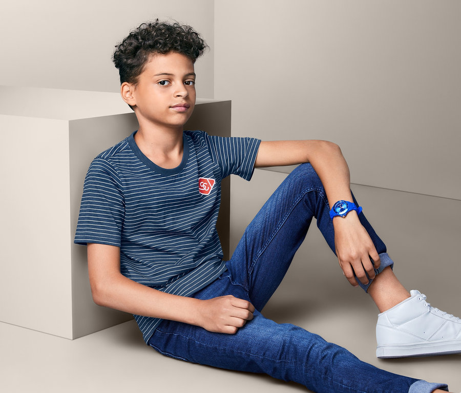 Ein Junge sitzt und trägt ein blau gestreiftes T-Shirt und Jeans. Im Angebot: 2 T-Shirts