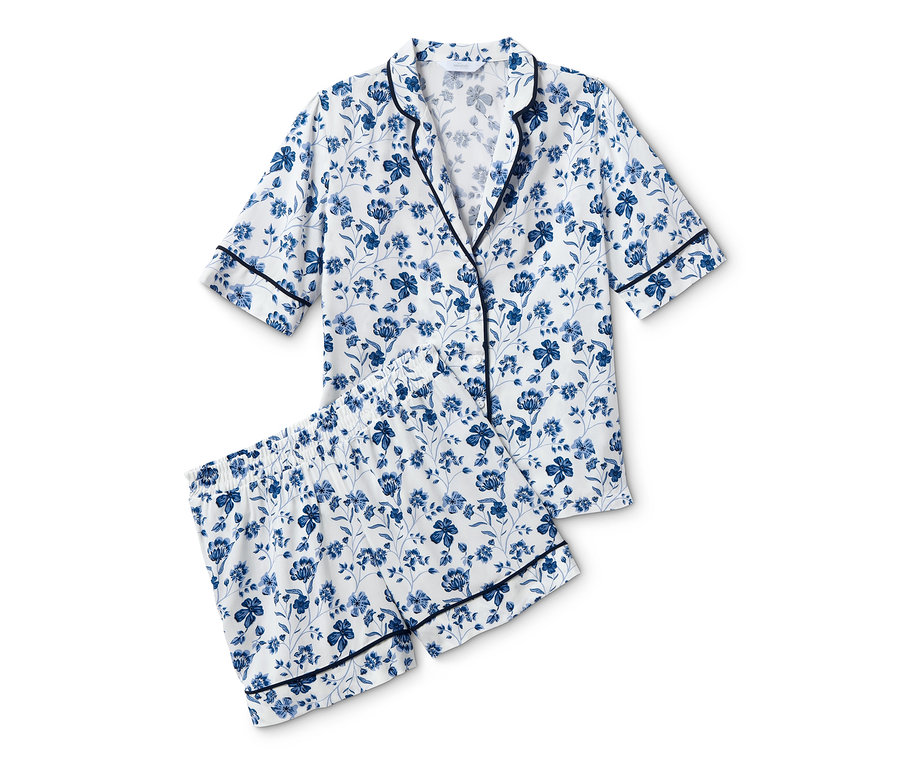 Weißer Shorty-Pyjama mit blauem Blumenmuster und dunkelblauer Paspelierung.