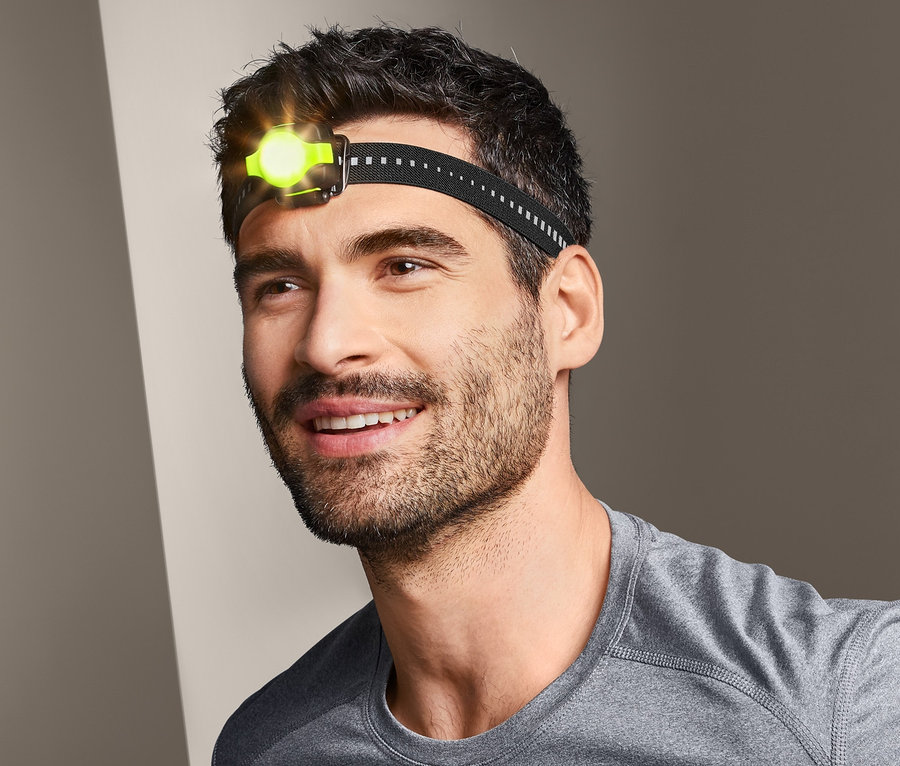 Mann trägt eine kompakte Stirnlampe.