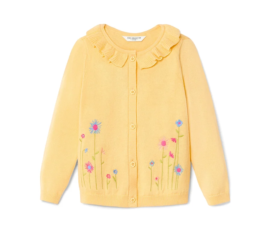 Gelbe Baby-Strickjacke mit Blumenstickerei.
