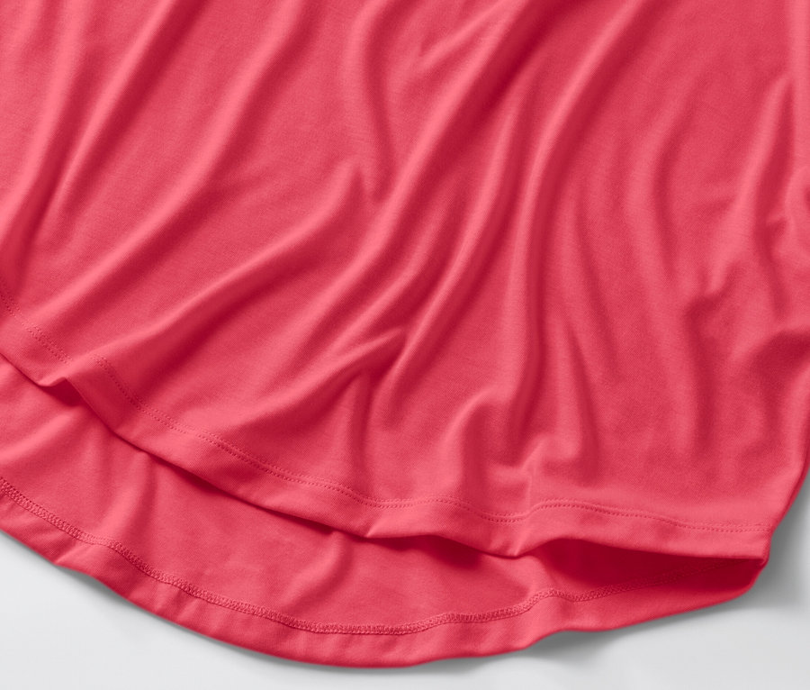 Detailansicht eines pinken Longshirts.