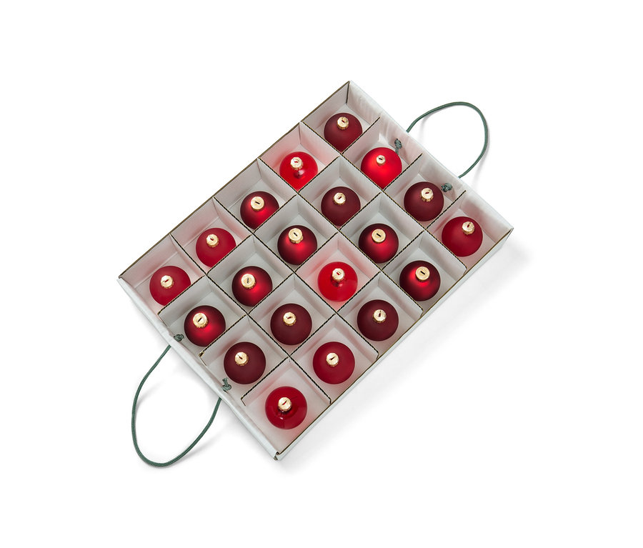 Offene Weihnachtsordnungsbox mit roten Ornamenten.