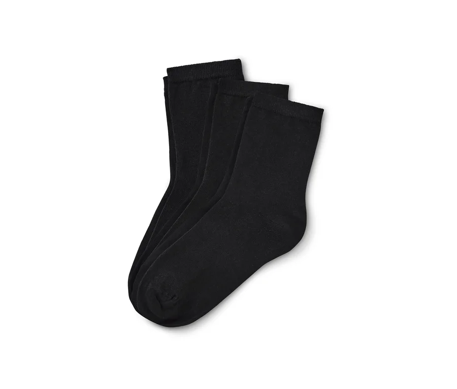 Drei Paar Socken liegen auf einem weißen Hintergrund.
