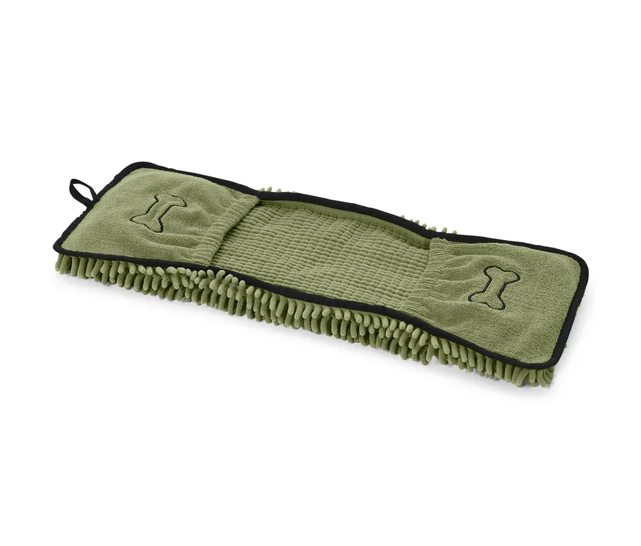 Grünes Hundehandtuch mit Eingriffen und Knochenstickerei.