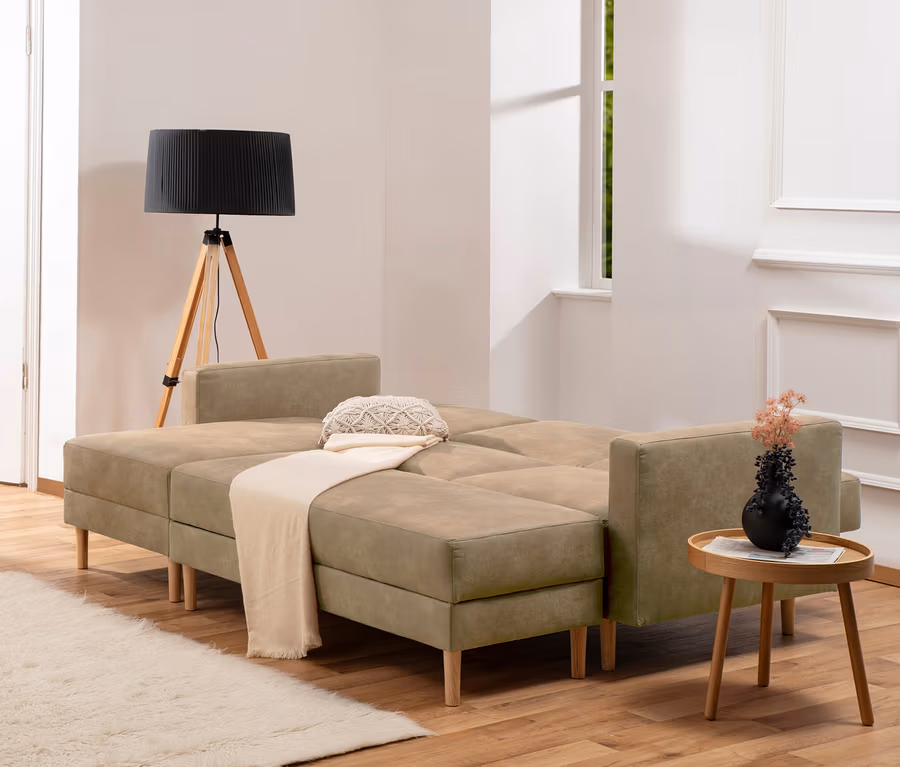 Innenaufnahme eines Wohnzimmers mit einem Sahara-farbenen »Just More« Federkern-Eckschlafsofa mit Stauraumbank.
