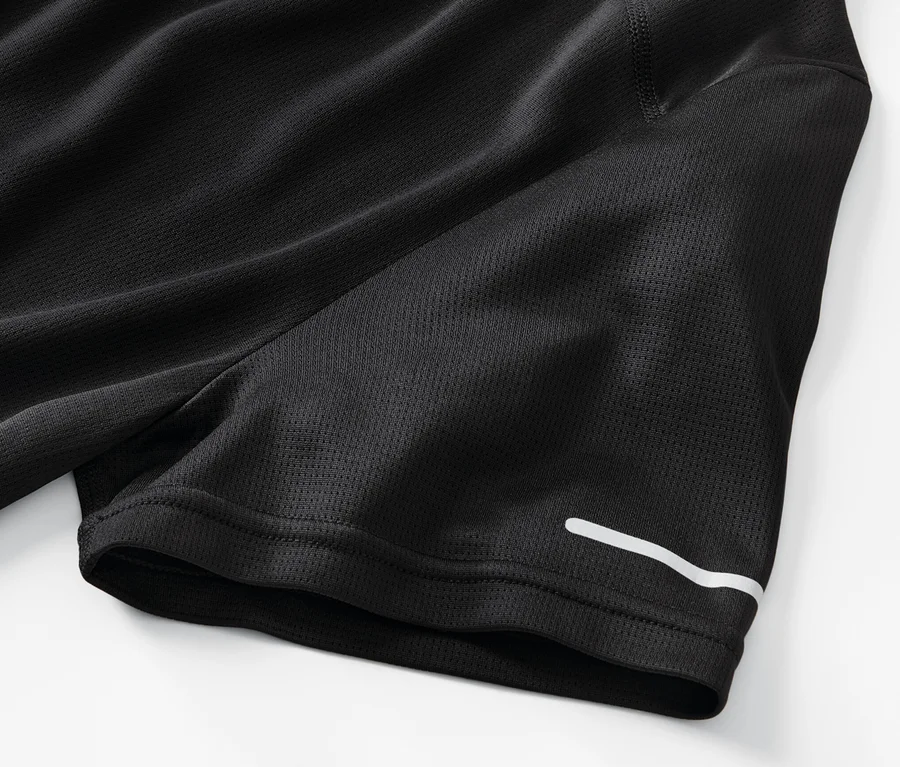 Detailaufnahme eines schwarzen Funktionsshirts.