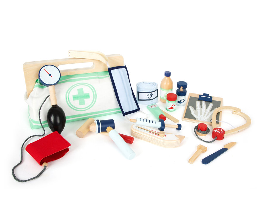 Ein hölzernes Spielzeug-Arztset für Kinder, inklusive einer small foot Arzttasche, Stethoskop, Thermometer und anderen medizinischen Instrumenten.