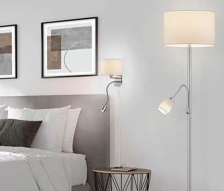 Schlafzimmer mit Bett, Nachttisch und Trio Wandleuchte »HOTEL«.