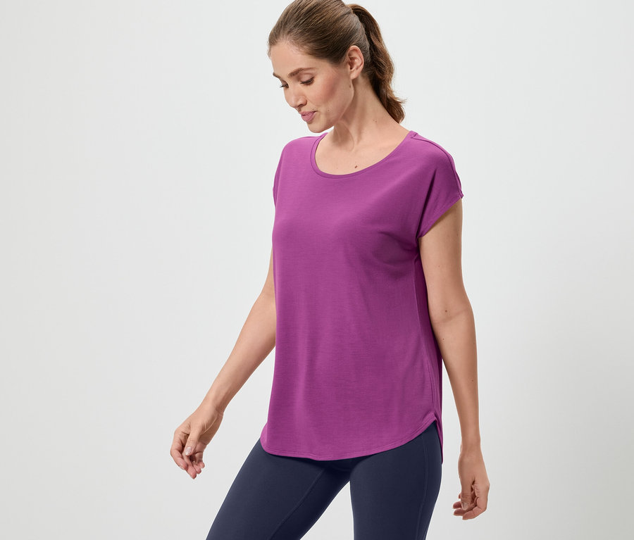 Frau trägt ein violettes Sportshirt.