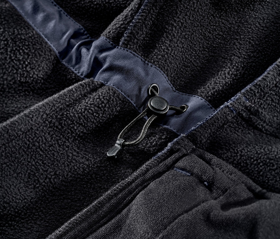 Detailansicht eines blauen Softshellmantels.