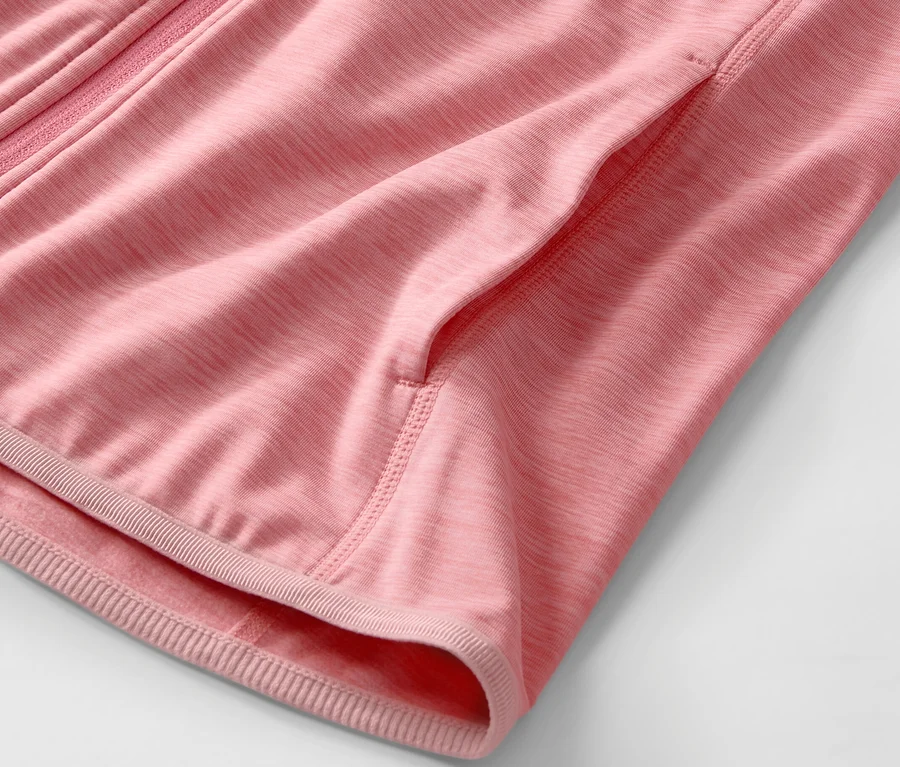 Detailansicht einer rosé melierten Sportjacke mit Tasche.
