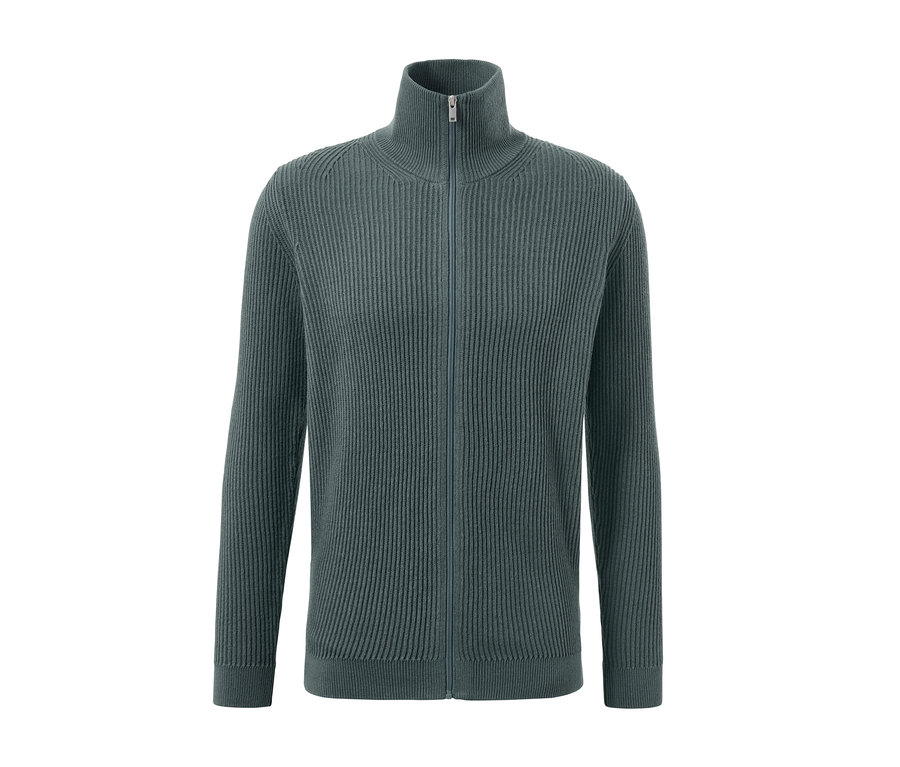 Eine Strickjacke in Salbei Farbe auf weißem Hintergrund.