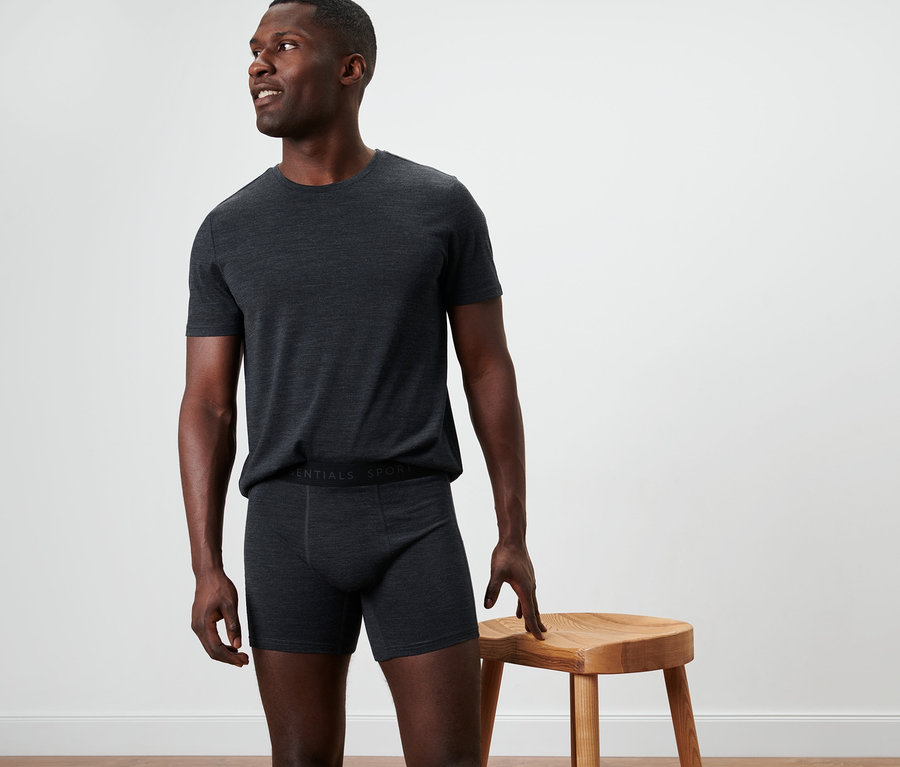 Ein Mann posiert in blauen 2 Slipboxer mit Merinowolle und T-Shirt.