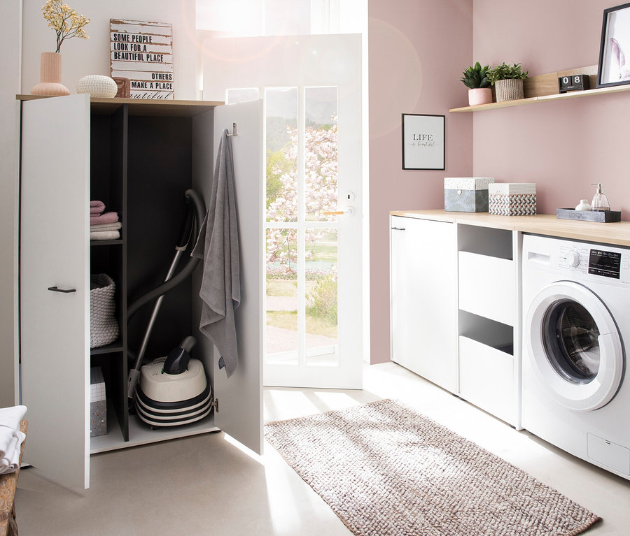 Waschmaschine steht neben offenem, weißen Mehrzweckschrank »Solea«, matt weiß, mit Staubsauger und Handtüchern.
