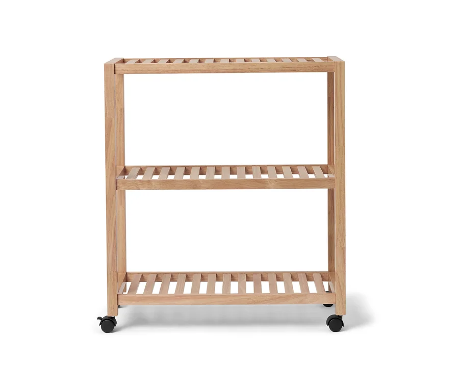 Dreistöckiges Massivholzregal mit Rollen.
