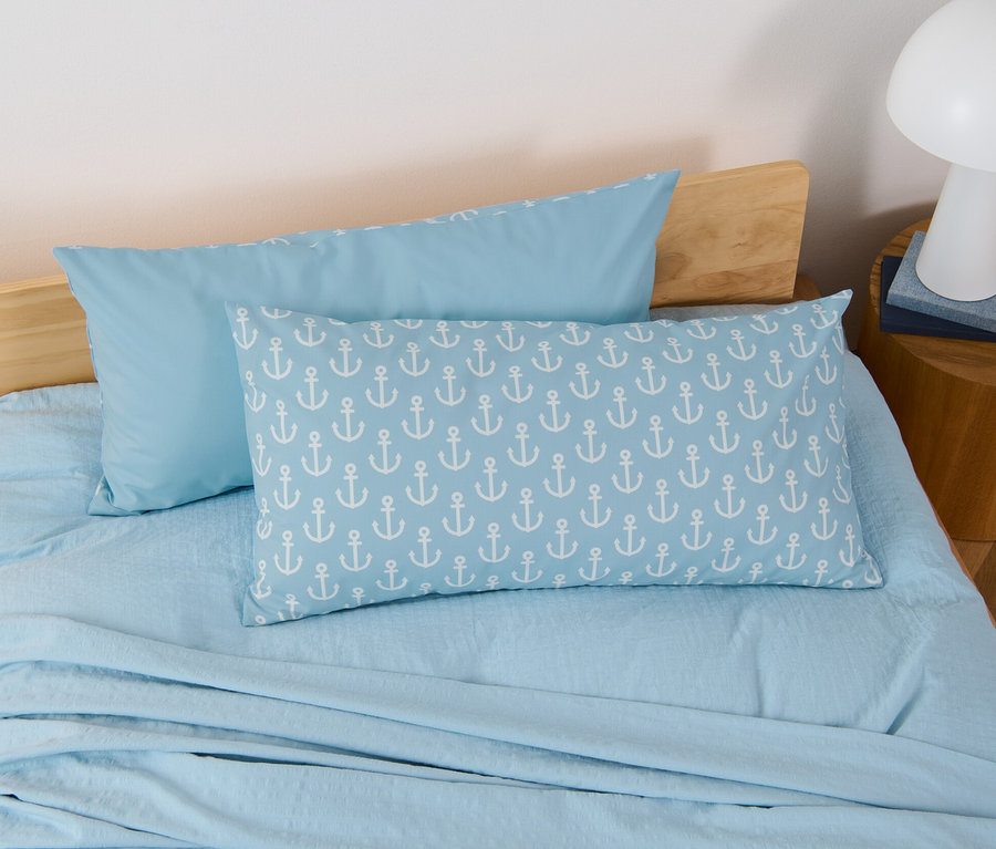 Auf einem Bett liegen zwei Renforcé-Kopfkissenbezüge.