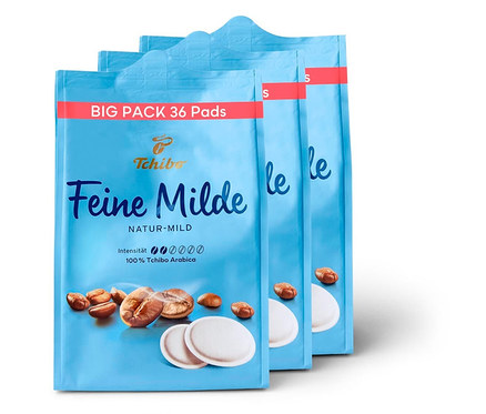 Drei Packungen Tchibo Feine Milde Natur-mild Kaffeepads mit je 36 Stück, auf weißem Grund.