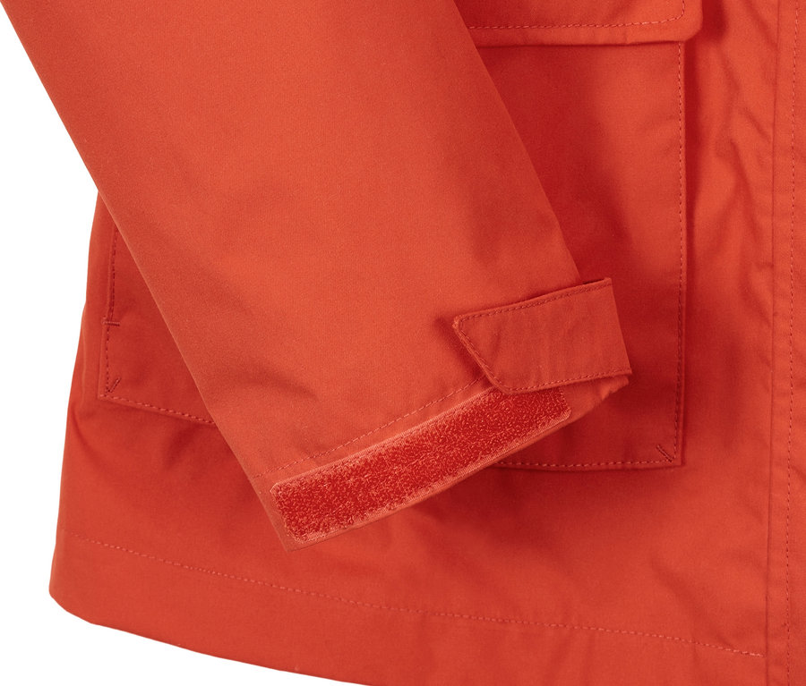 Detailansicht einer orangefarbenen Allwetterjacke.