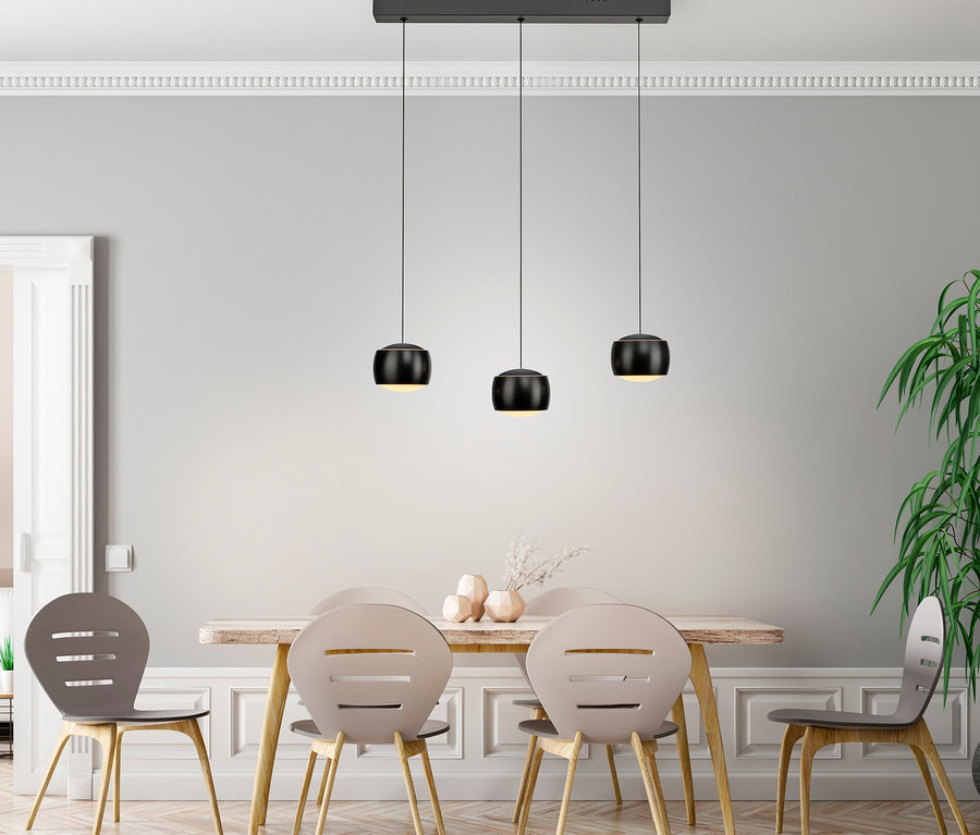 Esszimmer-Interieur mit Holztisch, vier Stühlen und einer hängenden schwarzen Lampe.