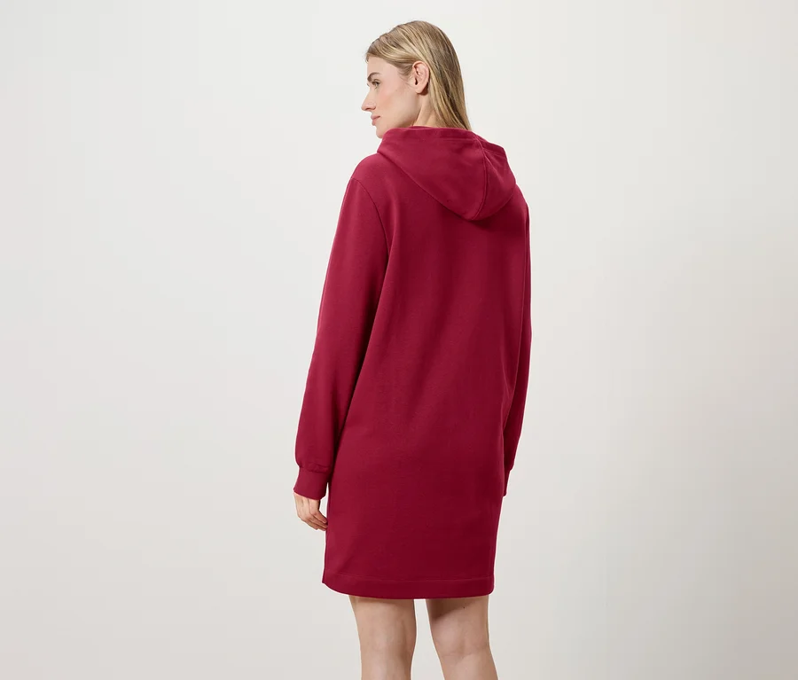 Eine Frau mit dem Rücken zur Kamera trägt ein rotes Kapuzenkleid.