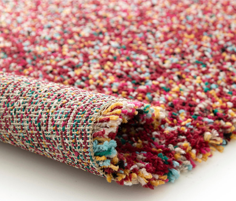 Detailansicht eines gerollten Teppichs »Relic« in der Farbe Autumn Spice.