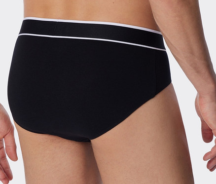 Mann trägt 3 SCHIESSER Rio-Slips mit Bio-Baumwolle, schwarz.