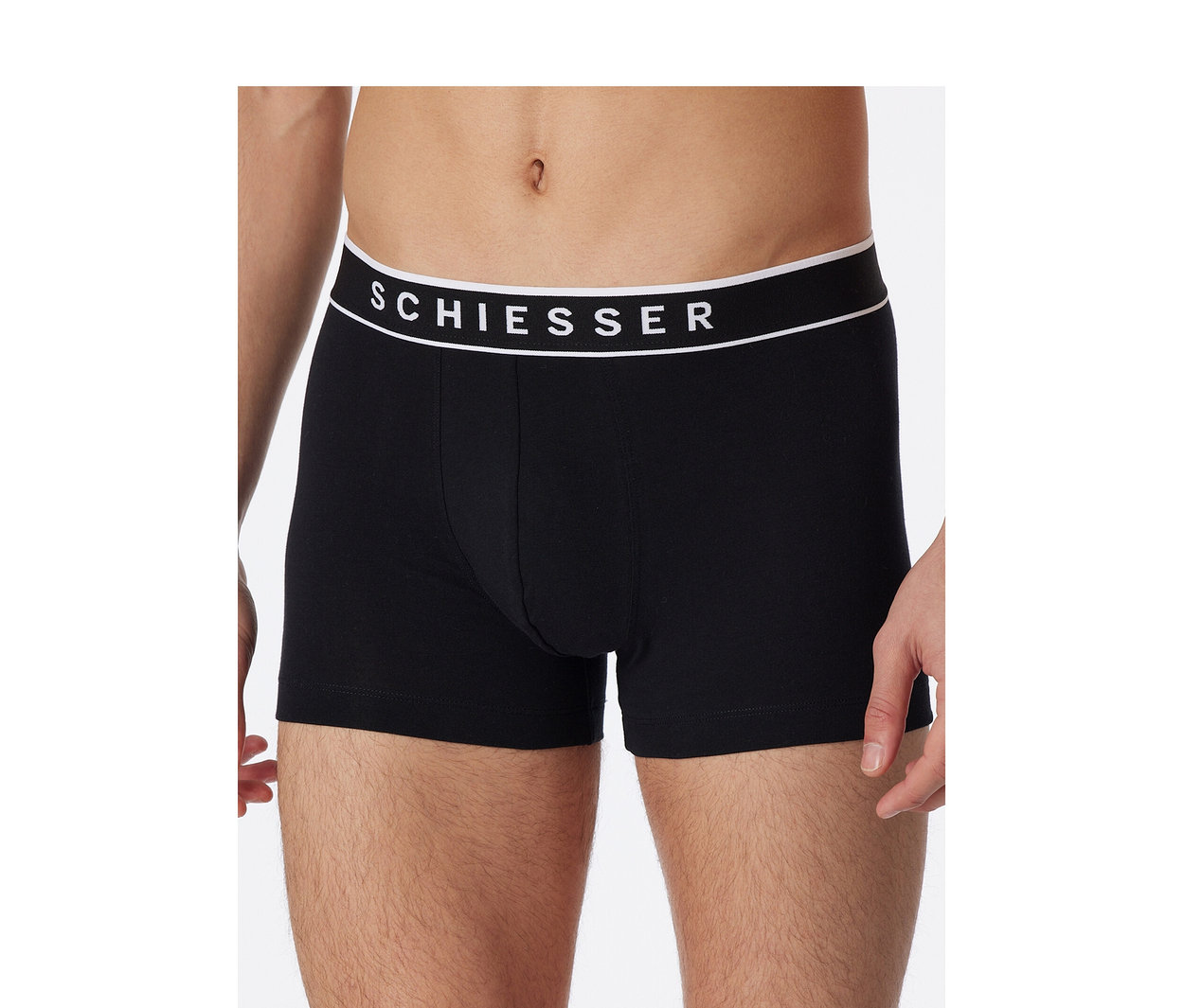 Mann trägt schwarze SCHIESSER Shorts mit weißem Bund und Markenlogo.