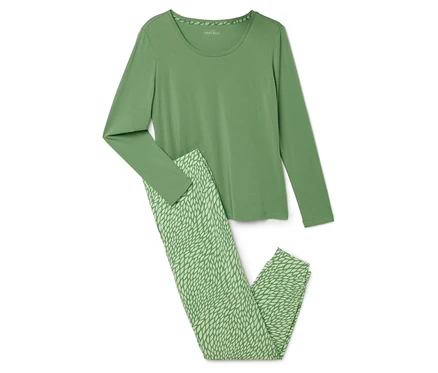 Grüner Langarm-Pyjama und grüne gemusterte Hose.