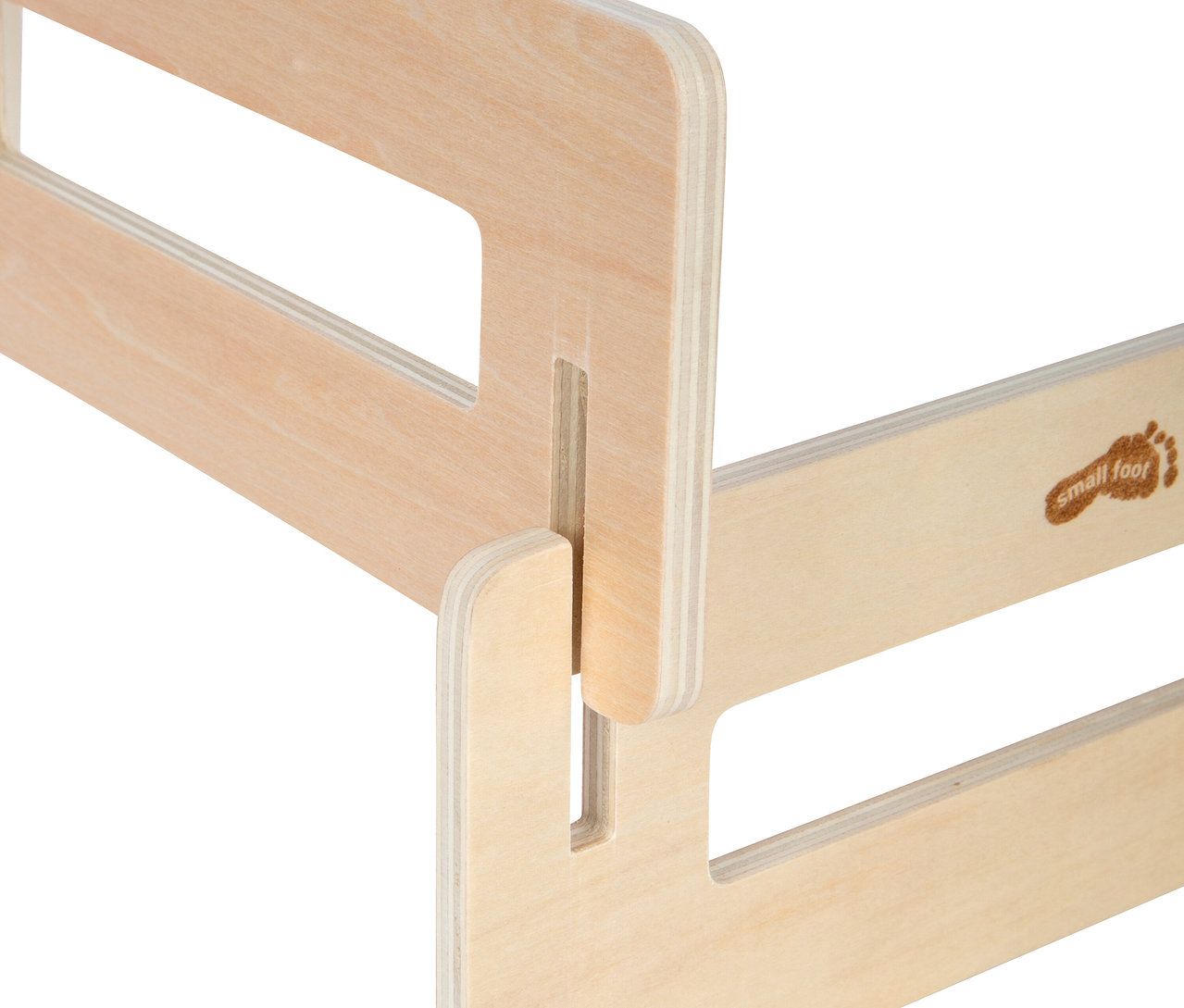 Detailansicht eines hellen Holzspielzeugs von small foot, vermutlich Teil eines Pferdestalls.