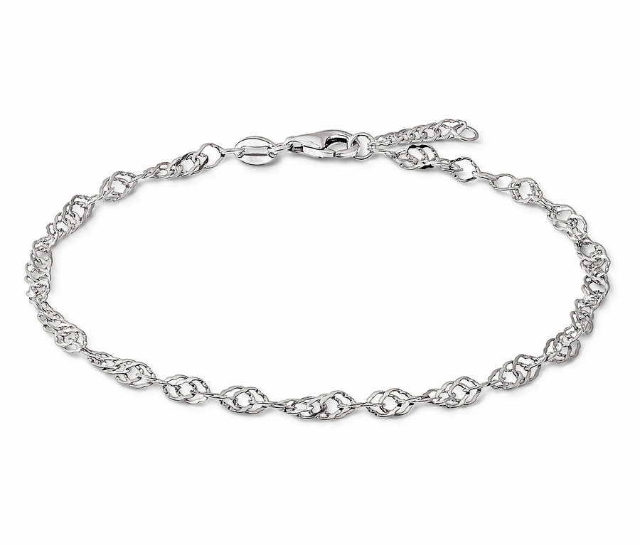 Silbernes Armband mit dekorativen ovalen Gliedern und Karabinerverschluss.