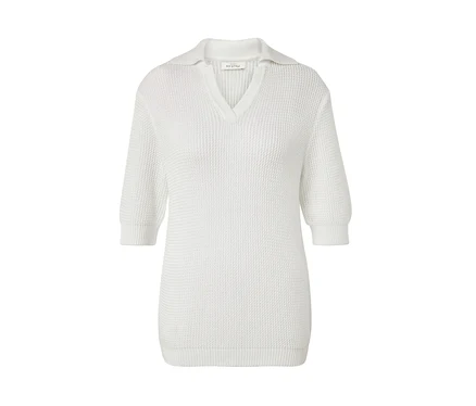 Weißer sommerlicher Strickpullover mit kurzen Ärmeln und Kragen.