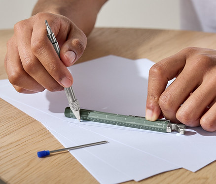 Mann verwendet Multifunktionsstift auf Papier.