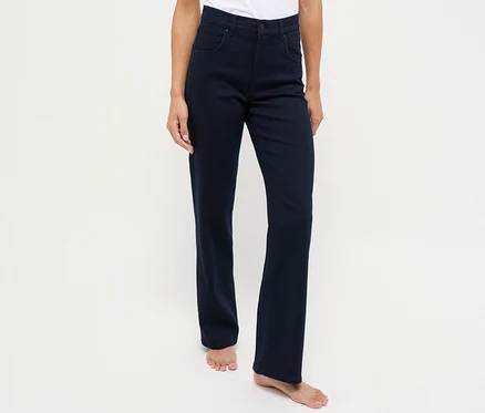 Eine Frau steht vor einem weißen Hintergrund und trägt eine dunkelblaue Angels Denim »Lara«, Straight Fit.