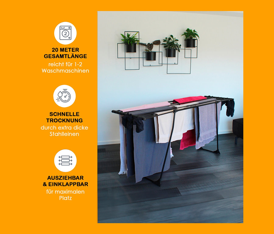 Schwarzer Teleskop-Wäscheständer mit Handtüchern auf dem Boden.