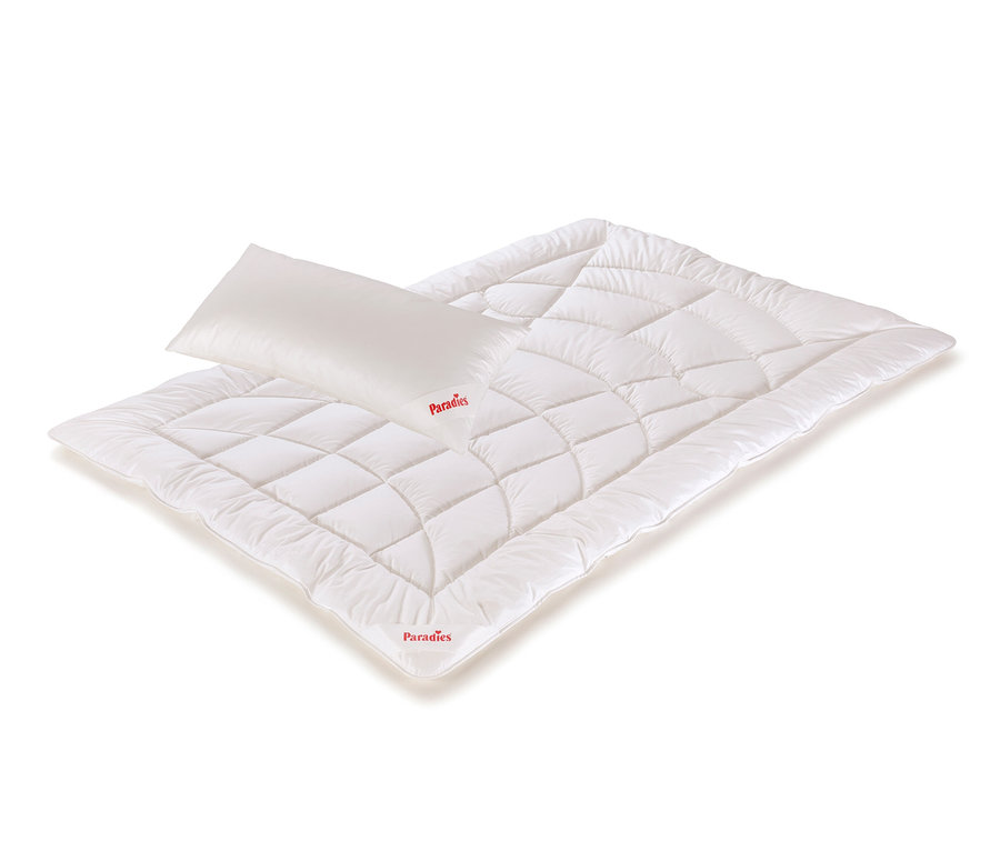 Ein weißes Kissen liegt auf einer weißen Steppdecke. Paradies Jugend-Set »ElphiTraum« ist sichtbar.