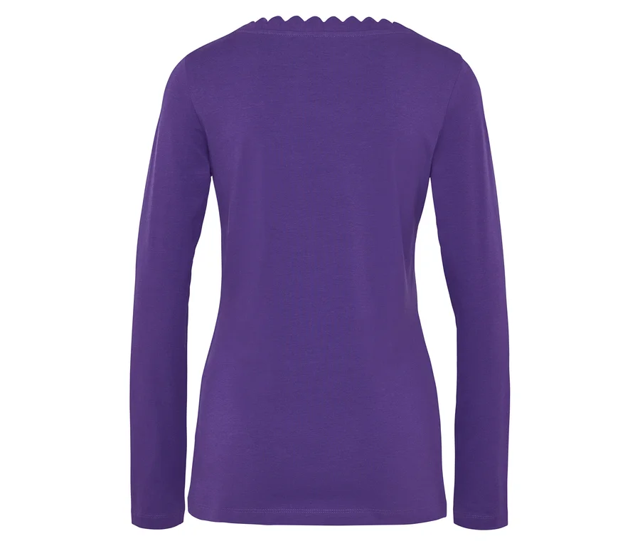 Rückansicht eines violetten Langarmshirts mit gewelltem Ausschnitt.
