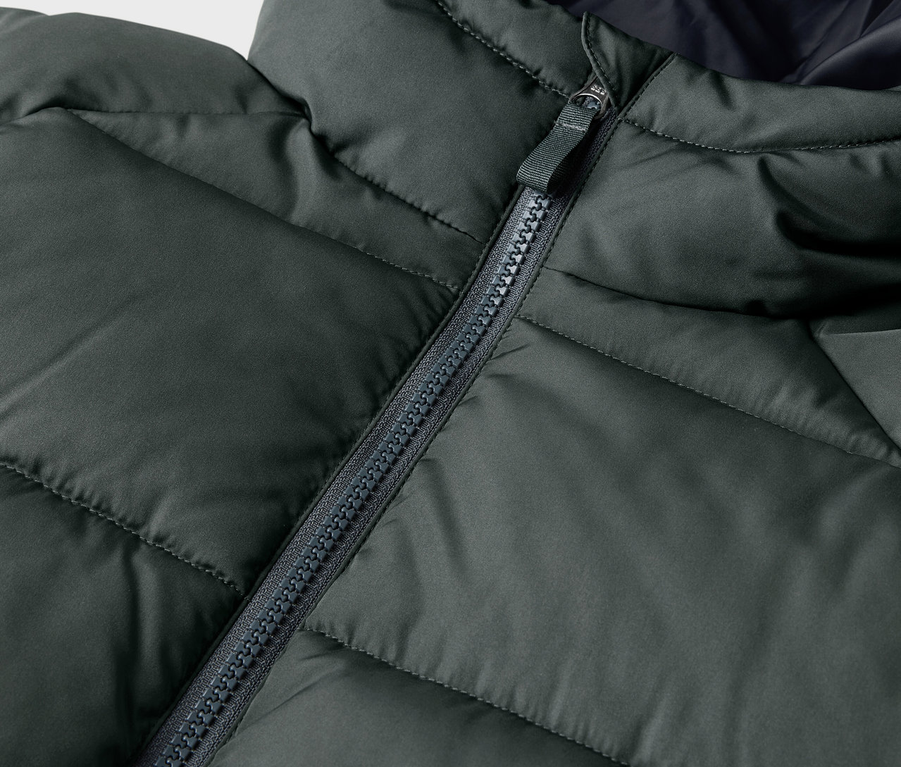 Detail einer Kinder-Thermojacke mit Reißverschluss.