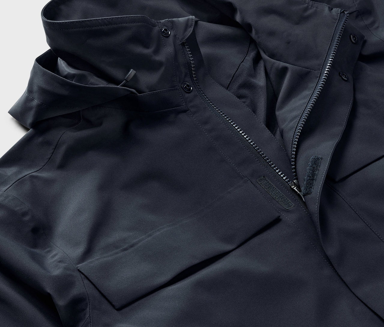 Detailaufnahme einer dunkelblauen Outdoorjacke.