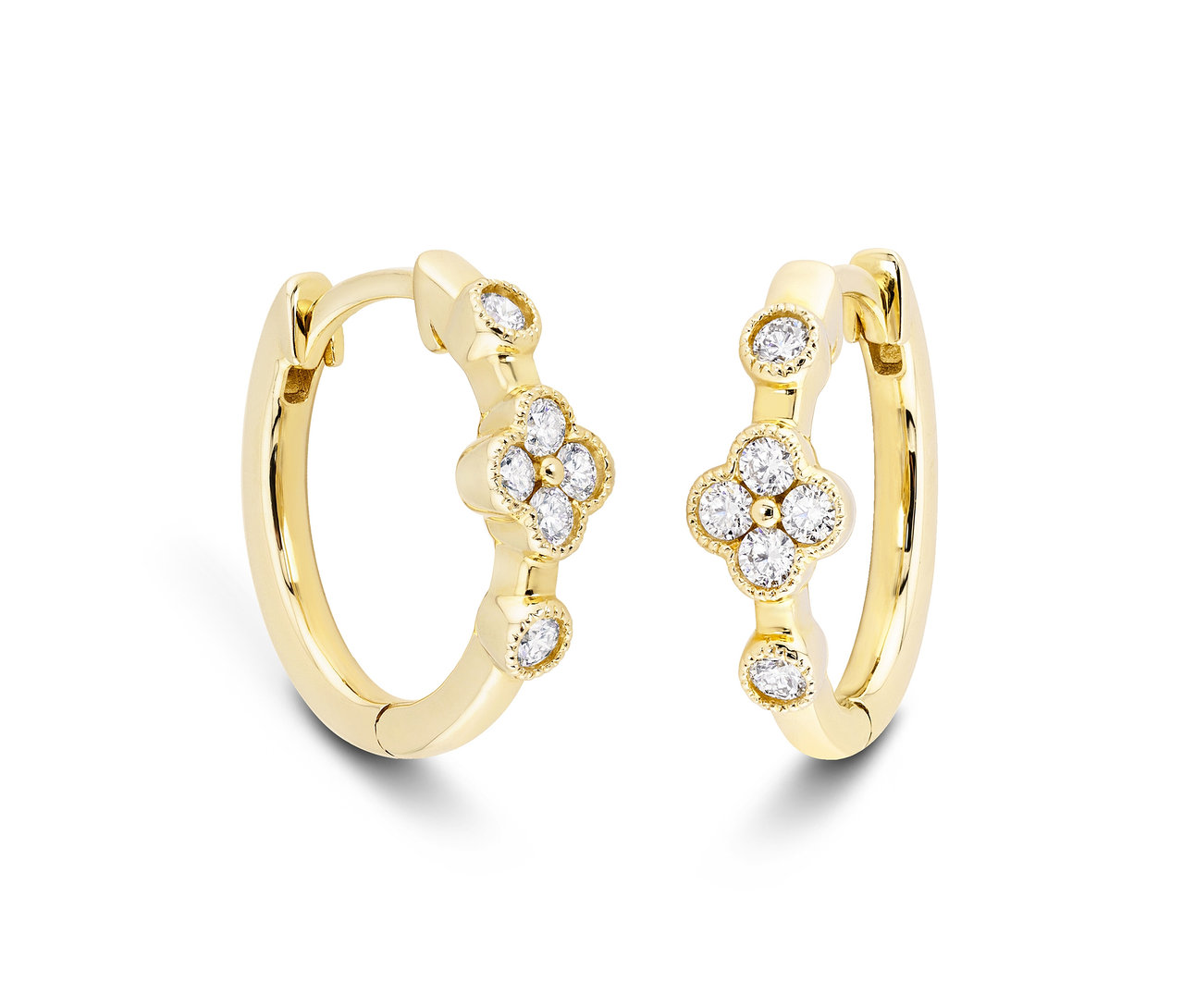 Nahaufnahme von goldenen Creolen 585 mit Diamanten.