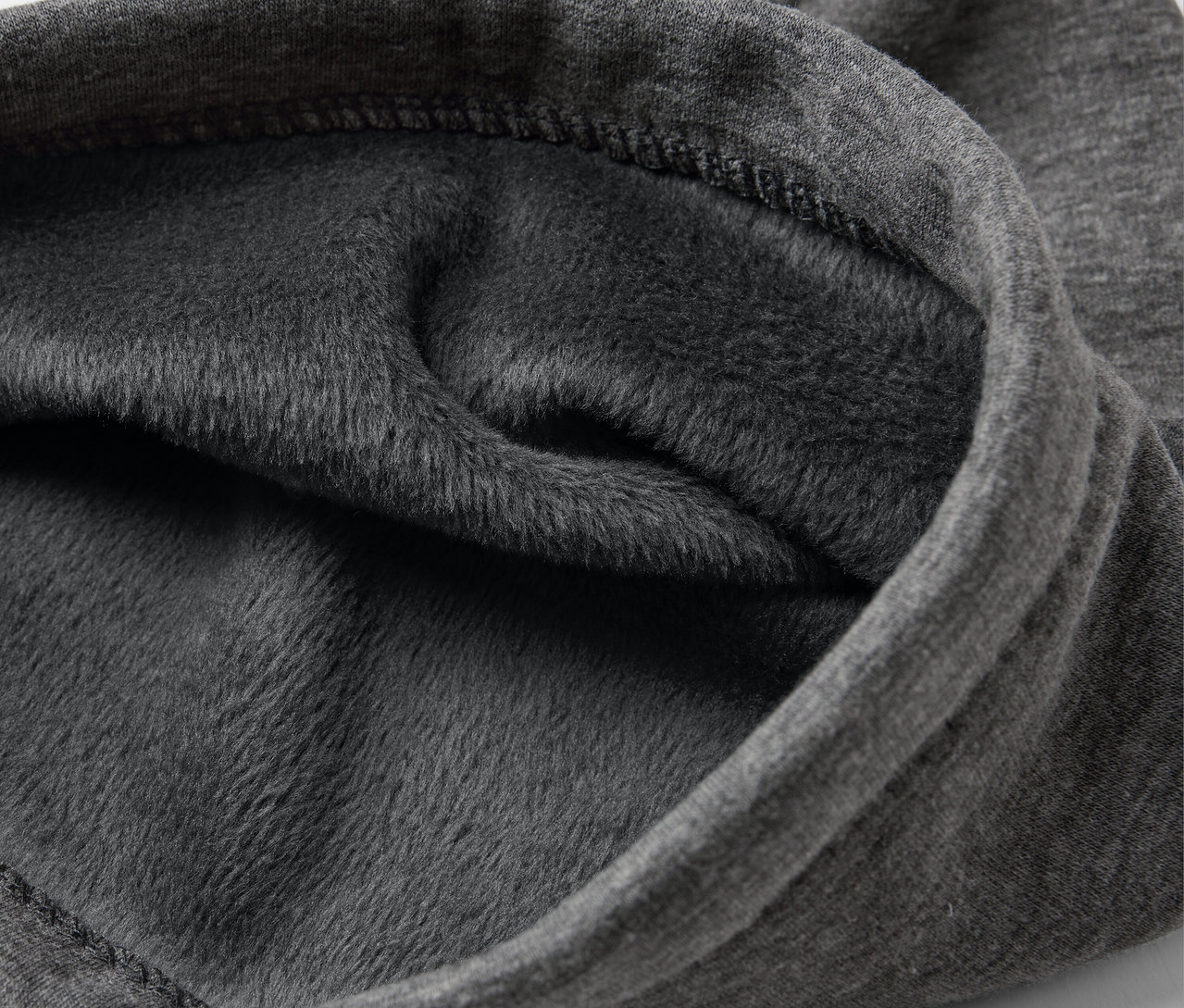 Detailaufnahme eines grauen Stoffs mit Fleece-Futter.