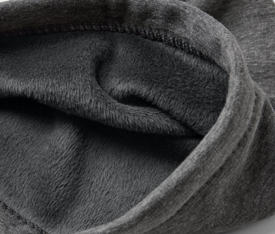 Detailaufnahme eines grauen Stoffs mit Fleece-Futter.