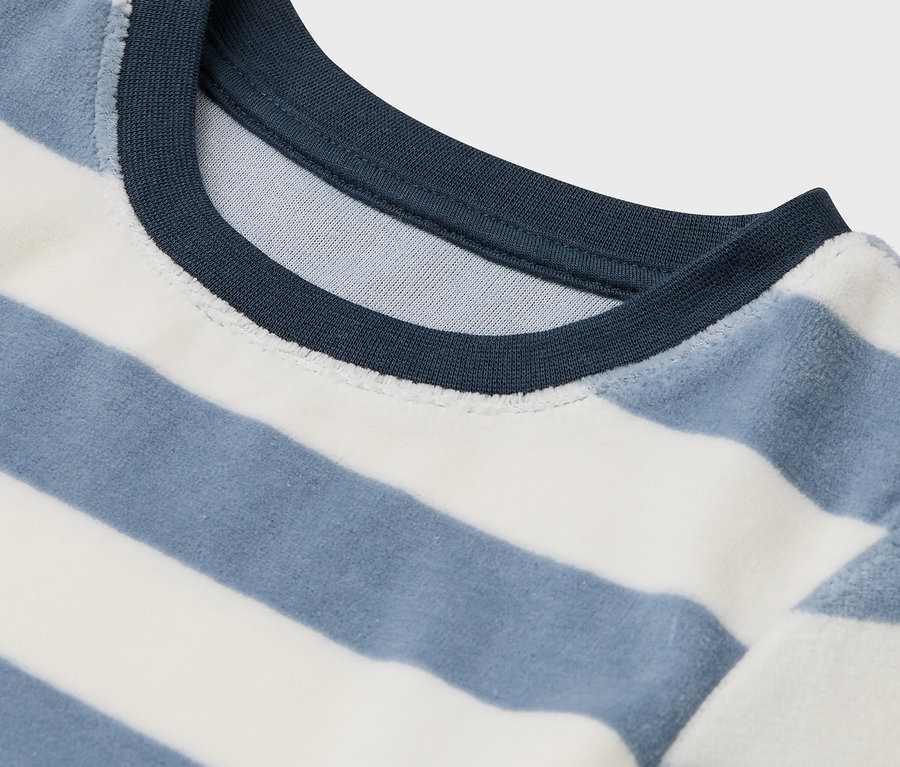 Detailansicht eines blau-weiß gestreiften T-Shirts mit dunkelblauem Halsausschnitt.