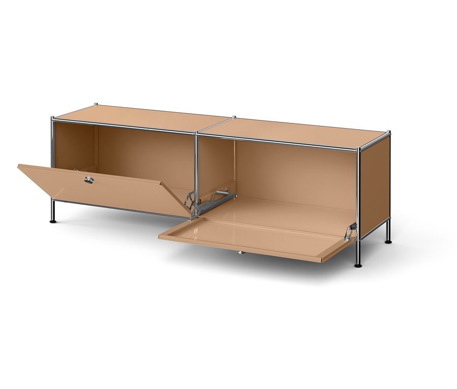 Ein beiger Schrank mit zwei offenen Türen.