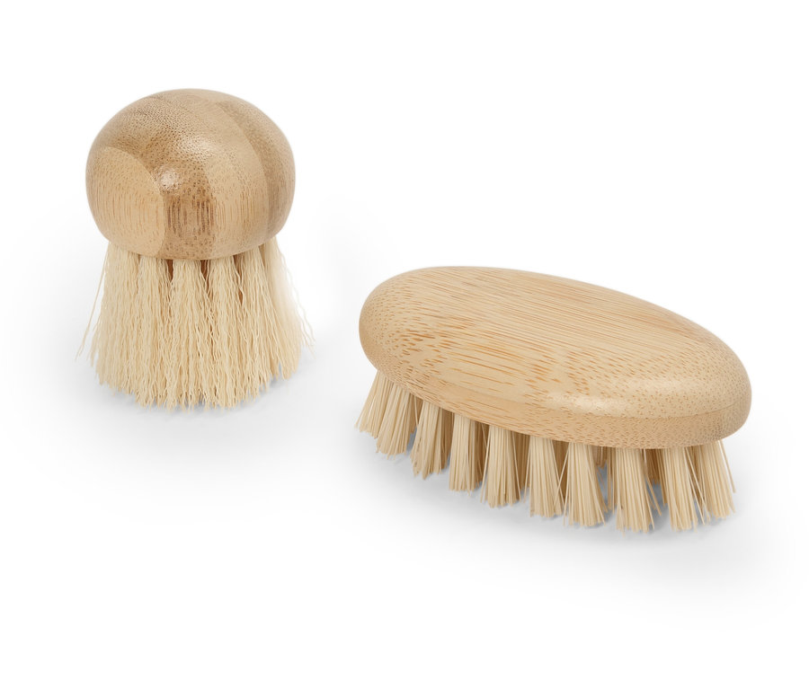 Zwei Holzbürsten auf weißem Hintergrund.